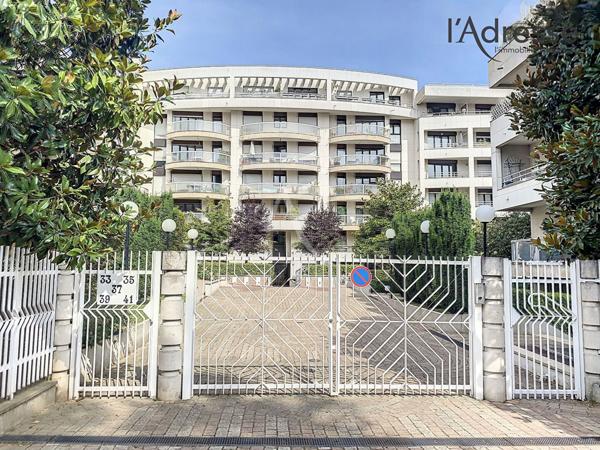 Suresnes (Parc du Château) - Studio meublé de 27m² avec cave