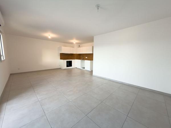 location vide 3p 67.70m² + terrasse + stationnement