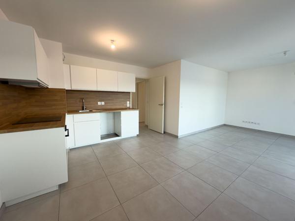 location vide 3p 67.70m² + terrasse + stationnement