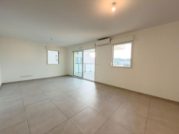 location vide 3p 67.70m² + terrasse + stationnement