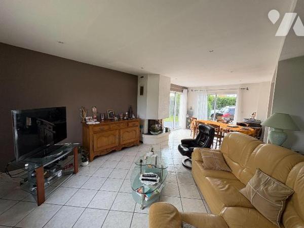 Axe EU/DIEPPE, dans un quartier calme, joli pavillon individuel comprenant de plain pied: une e...