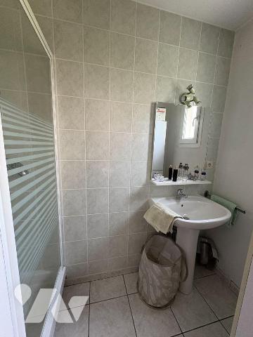 Axe EU/DIEPPE, dans un quartier calme, joli pavillon individuel comprenant de plain pied: une e...