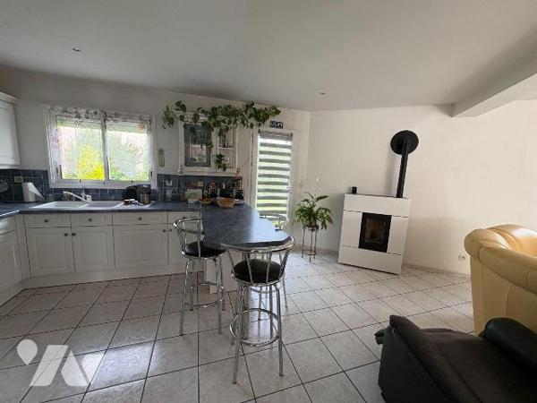 Axe EU/DIEPPE, dans un quartier calme, joli pavillon individuel comprenant de plain pied: une e...