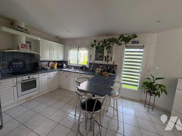 Axe EU/DIEPPE, dans un quartier calme, joli pavillon individuel comprenant de plain pied: une e...