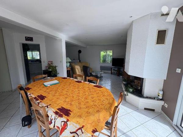 Axe EU/DIEPPE, dans un quartier calme, joli pavillon individuel comprenant de plain pied: une e...