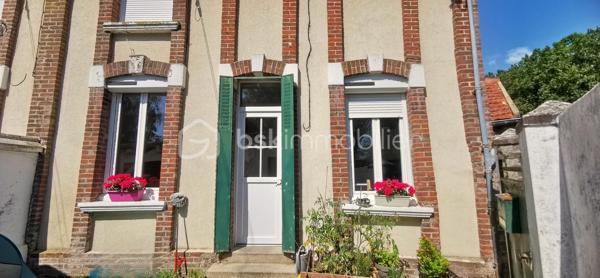 Située dans un agréable écrin de verdure à Beauvais !
Venez découvrir cette charmante maison de ville mitoyenne de 52m2, idéale pour un premier achat ou un investissement.
Elle se compose d'une entrée ouvrant sur une cuisine, d'un séjour/salon chaleureux équipé d'un poêle à granules.
Une salle de bains avec WC en demi palier, et de deux chambres au premier étage.

Les atouts: 
Un garage de 15m2, un arrière garage de 20m2, offrant un bel espace de stockage ou un atelier.
Une cave, une buanderie.

Fenêtres en double vitrage avec volets roulants électriques solaires.

Le plus: Une maison offrant les avantages d'un appartement sans les charges de copropriété !
Une opportunité à découvrir rapidement !