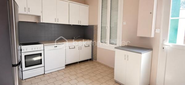 Située dans un agréable écrin de verdure à Beauvais !
Venez découvrir cette charmante maison de ville mitoyenne de 52m2, idéale pour un premier achat ou un investissement.
Elle se compose d'une entrée ouvrant sur une cuisine, d'un séjour/salon chaleureux équipé d'un poêle à granules.
Une salle de bains avec WC en demi palier, et de deux chambres au premier étage.

Les atouts: 
Un garage de 15m2, un arrière garage de 20m2, offrant un bel espace de stockage ou un atelier.
Une cave, une buanderie.

Fenêtres en double vitrage avec volets roulants électriques solaires.

Le plus: Une maison offrant les avantages d'un appartement sans les charges de copropriété !
Une opportunité à découvrir rapidement !