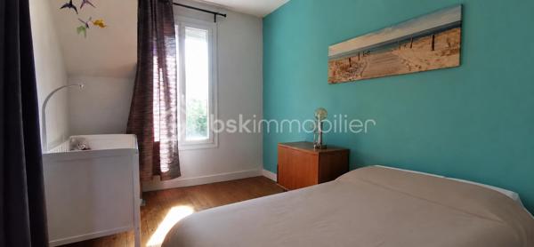 Située dans un agréable écrin de verdure à Beauvais !
Venez découvrir cette charmante maison de ville mitoyenne de 52m2, idéale pour un premier achat ou un investissement.
Elle se compose d'une entrée ouvrant sur une cuisine, d'un séjour/salon chaleureux équipé d'un poêle à granules.
Une salle de bains avec WC en demi palier, et de deux chambres au premier étage.

Les atouts: 
Un garage de 15m2, un arrière garage de 20m2, offrant un bel espace de stockage ou un atelier.
Une cave, une buanderie.

Fenêtres en double vitrage avec volets roulants électriques solaires.

Le plus: Une maison offrant les avantages d'un appartement sans les charges de copropriété !
Une opportunité à découvrir rapidement !
