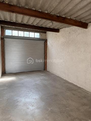 Située dans un agréable écrin de verdure à Beauvais !
Venez découvrir cette charmante maison de ville mitoyenne de 52m2, idéale pour un premier achat ou un investissement.
Elle se compose d'une entrée ouvrant sur une cuisine, d'un séjour/salon chaleureux équipé d'un poêle à granules.
Une salle de bains avec WC en demi palier, et de deux chambres au premier étage.

Les atouts: 
Un garage de 15m2, un arrière garage de 20m2, offrant un bel espace de stockage ou un atelier.
Une cave, une buanderie.

Fenêtres en double vitrage avec volets roulants électriques solaires.

Le plus: Une maison offrant les avantages d'un appartement sans les charges de copropriété !
Une opportunité à découvrir rapidement !