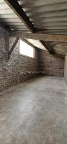 Située dans un agréable écrin de verdure à Beauvais !
Venez découvrir cette charmante maison de ville mitoyenne de 52m2, idéale pour un premier achat ou un investissement.
Elle se compose d'une entrée ouvrant sur une cuisine, d'un séjour/salon chaleureux équipé d'un poêle à granules.
Une salle de bains avec WC en demi palier, et de deux chambres au premier étage.

Les atouts: 
Un garage de 15m2, un arrière garage de 20m2, offrant un bel espace de stockage ou un atelier.
Une cave, une buanderie.

Fenêtres en double vitrage avec volets roulants électriques solaires.

Le plus: Une maison offrant les avantages d'un appartement sans les charges de copropriété !
Une opportunité à découvrir rapidement !