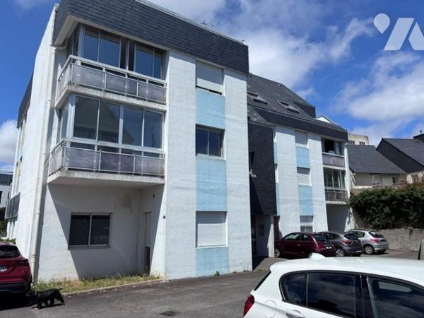 À rénover sur Saint-Pierre, dans petite copropriété avec ascenseur appartement situé au 1er étage.