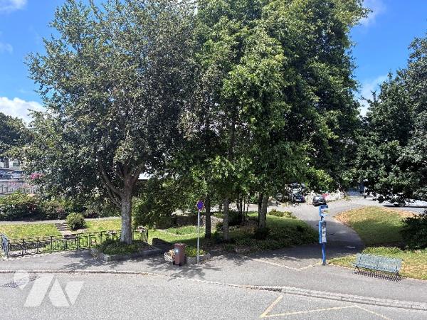 À rénover sur Saint-Pierre, dans petite copropriété avec ascenseur appartement situé au 1er étage.
