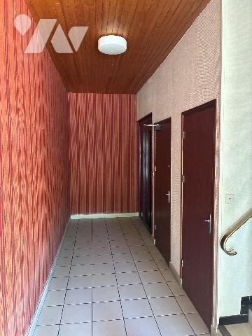 À rénover sur Saint-Pierre, dans petite copropriété avec ascenseur appartement situé au 1er étage.