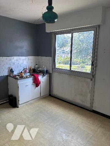 À rénover sur Saint-Pierre, dans petite copropriété avec ascenseur appartement situé au 1er étage.
