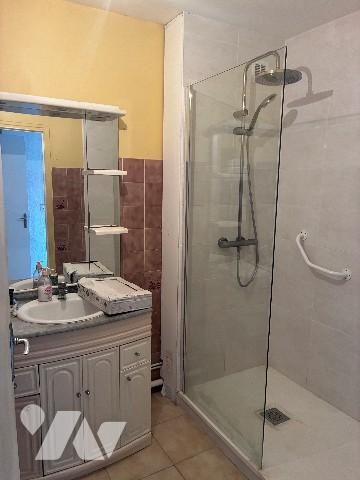 À rénover sur Saint-Pierre, dans petite copropriété avec ascenseur appartement situé au 1er étage.