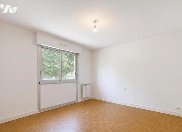 À rénover sur Saint-Pierre, dans petite copropriété avec ascenseur appartement situé au 1er étage.