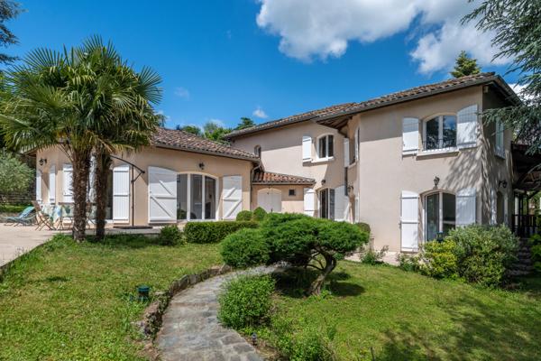SAINT DIDIER AU MONT D'0R - Maison d'environ 260 m² - 4 chambres - Terrain de 1500m² - Piscine - Grand sous-sol