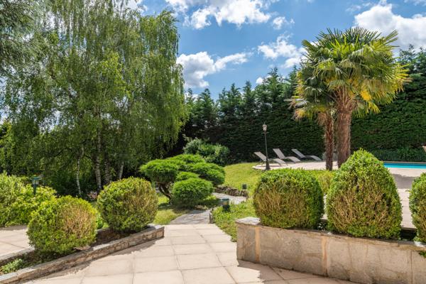 SAINT DIDIER AU MONT D'0R - Maison d'environ 260 m² - 4 chambres - Terrain de 1500m² - Piscine - Grand sous-sol