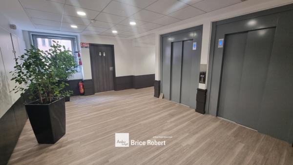 Bureaux à louer à Lyon dans immeuble rénové proche gare Part Dieu
