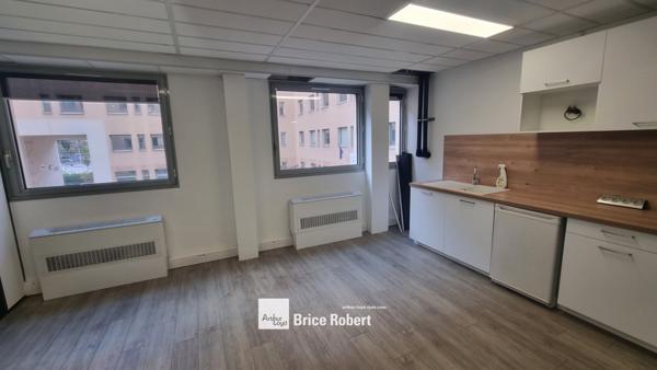 Bureaux à louer à Lyon dans immeuble rénové proche gare Part Dieu