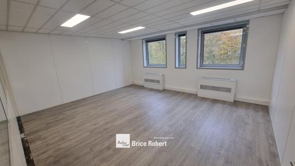 Bureaux à louer à Lyon dans immeuble rénové proche gare Part Dieu