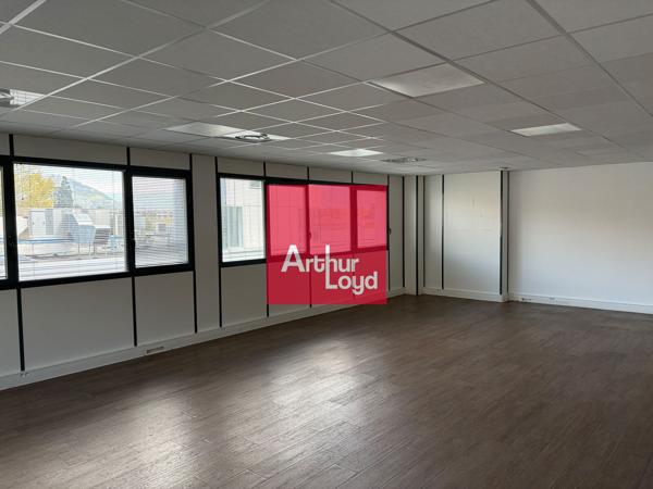 Bureaux à louer rénovés lumineux à Fontaine proche Grenoble avec parkings