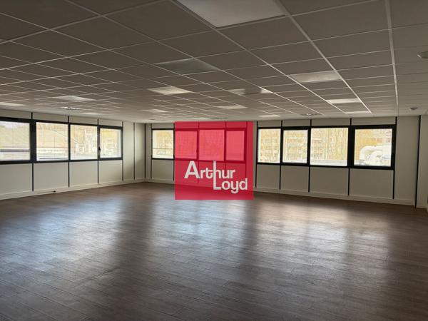 Bureaux à louer rénovés lumineux à Fontaine proche Grenoble avec parkings