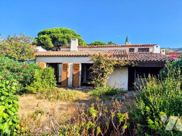 Maison à rénover avec vue mer panoramique, terrain 305 m², Le Lavandou – Produit rare !