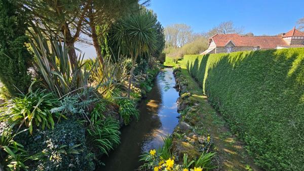 Maison familiale au coeur d’un parc arboré avec plan d’eau à Étables-sur-Mer