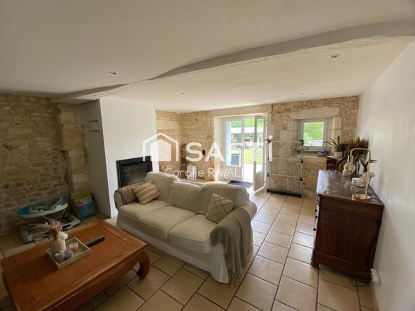 Maison lumineuse en pierre avec vue sur la vallée – Vœuil-et-Giget (16400)