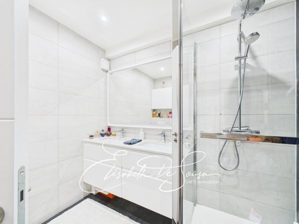 Appartement élégant, rénové, rare sur le secteur.