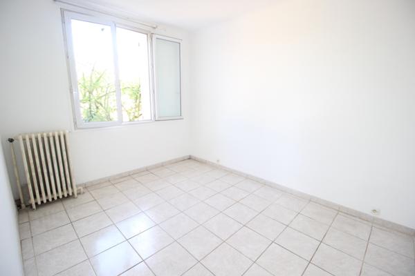 Valenton (94460) Maison meulière et dépendance sur terrain de 418m²