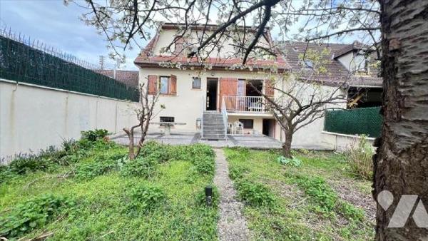 Avenue Louis Pierre Laroque, proximité marché Casanova.
Construite en 1996, maison familiale d...