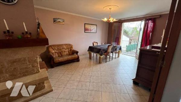 Avenue Louis Pierre Laroque, proximité marché Casanova.
Construite en 1996, maison familiale d...