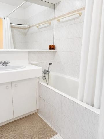 Port-Fréjus – Appartement 2 pièces avec balcon, vue sur le port, résidence avec piscine.