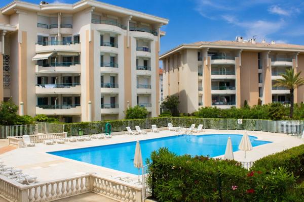 Port-Fréjus – Appartement 2 pièces avec balcon, vue sur le port, résidence avec piscine.