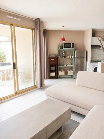 Port-Fréjus – Appartement 2 pièces avec balcon, vue sur le port, résidence avec piscine.