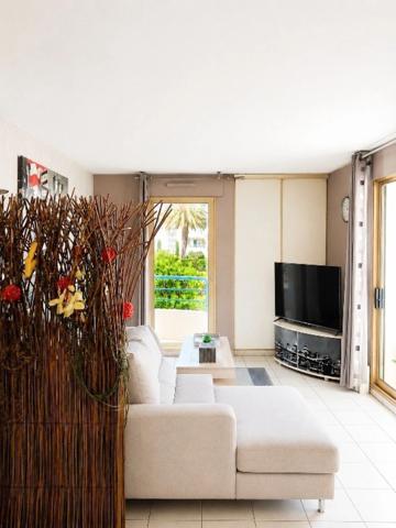 Port-Fréjus – Appartement 2 pièces avec balcon, vue sur le port, résidence avec piscine.