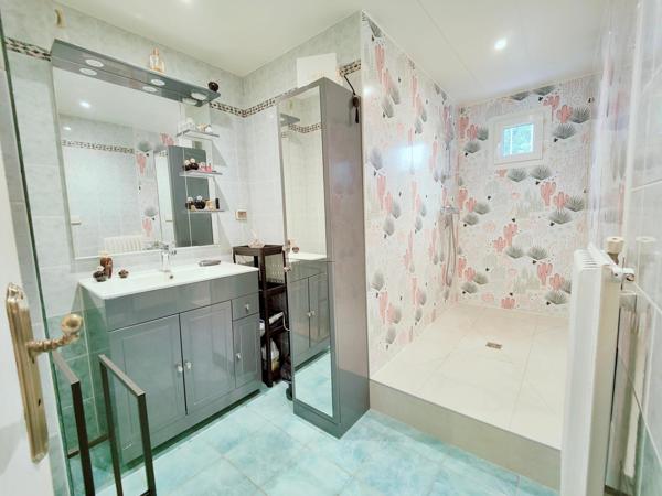 T4 lumineux au calme, de plain pied, garage.