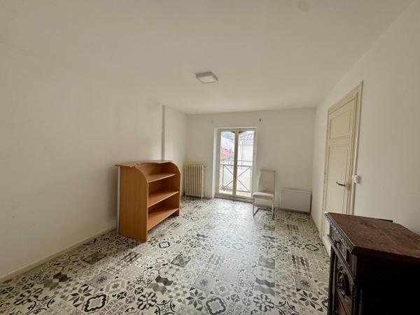 Immeuble de rapport : 6 appartements + local loué