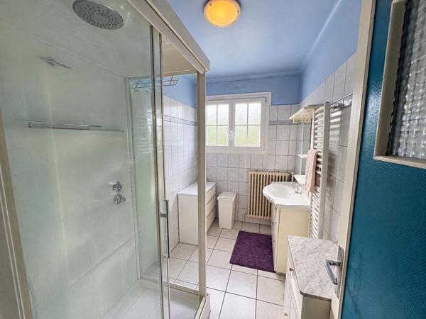 Maison individuelle de 125 m² - 4 chambres - sous-sol total aménageable et terrain de 714 m²