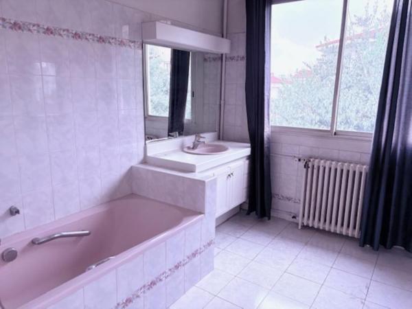 Immeuble de rapport  -  Habitations et Commerce --  Perpignan Secteur Les Remparts - 375 m² Loi Carrez -  A rénover