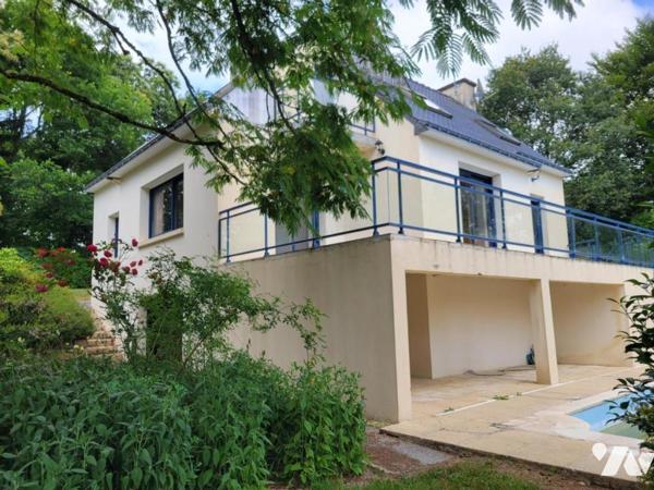 Maison familiale avec piscine et parc paysager – proche centre-ville