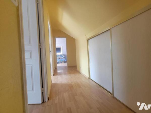 Maison familiale avec piscine et parc paysager – proche centre-ville