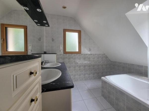 Maison familiale avec piscine et parc paysager – proche centre-ville