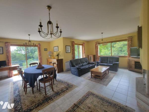 Maison familiale avec piscine et parc paysager – proche centre-ville