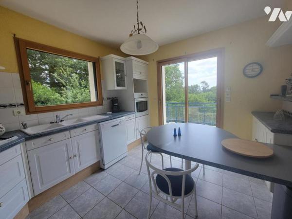 Maison familiale avec piscine et parc paysager – proche centre-ville