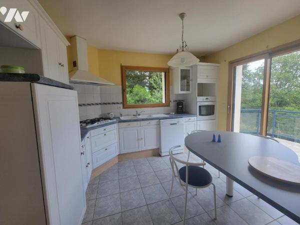 Maison familiale avec piscine et parc paysager – proche centre-ville