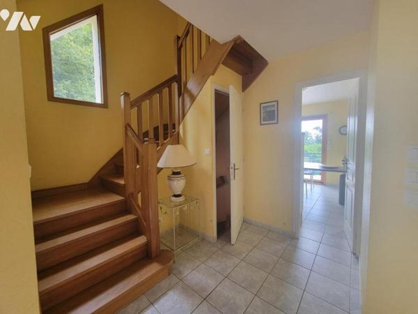 Maison familiale avec piscine et parc paysager – proche centre-ville