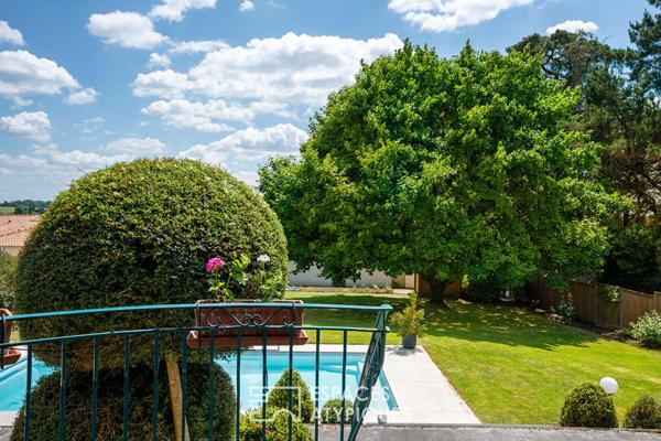Maison avec studio et dépendance, jardin et piscine, centre de Vallet